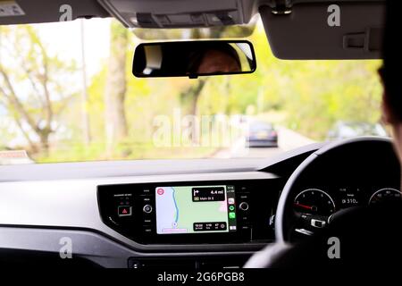 Zwei Frauen, die an der Westküste Schottlands mit einem Navigationsgerät fahren. Stockfoto