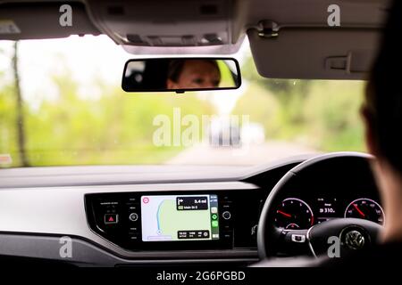 Zwei Frauen, die an der Westküste Schottlands mit einem Navigationsgerät fahren. Stockfoto