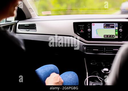 Zwei Frauen, die an der Westküste Schottlands mit einem Navigationsgerät fahren. Stockfoto