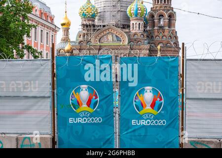 Sankt Petersburg, Russland - 7. Juli 2021: Ein zusätzlicher Eingang einer Fanzone Football Village, mit UEFA Euro 2020 Logos und dem Stacheldraht. Stockfoto