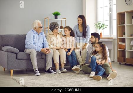 Porträt einer großen glücklichen Familie, bestehend aus Großeltern, ihren Kindern und Enkelkindern. Stockfoto
