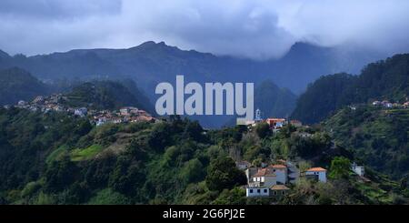 PORTUGAL; DIE INSEL MADEIRA; HÄUSER AUF DEM BERGRÜCKEN IN DER NÄHE DES DORFES FAIAL AN DER NORDKÜSTE Stockfoto