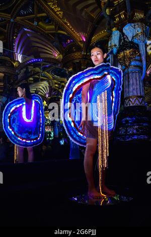 Paris, Frankreich, 7. Juli 2021Ein Model tritt während der Clara Daguin & Jacquard by Google Show im Rahmen der Paris Fashion Week am 7. Juli 2021 in Paris, Frankreich, auf. Foto von Jana Call Me J/ABACAPRESS.COM Stockfoto