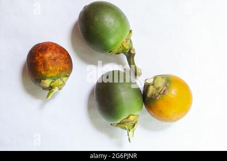 In Scheiben geschnittene Betelnussfrüchte, tropische Früchte, isoliert Stockfoto