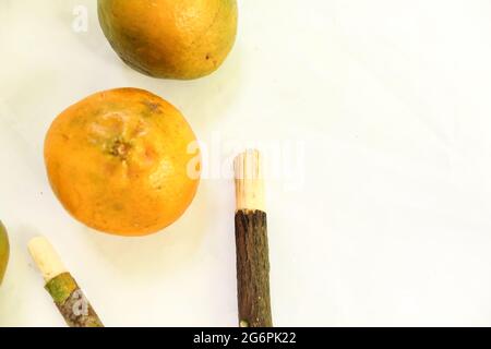 Miswak-Stick mit Orange auf weißer Oberfläche, Miswak für bessere Zähne und muslime Stockfoto