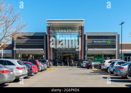 Adelaide, Australien - 17. August 2019: Eingang zum Einkaufszentrum Unley mit Woolworth an einem hellen Tag daneben Stockfoto