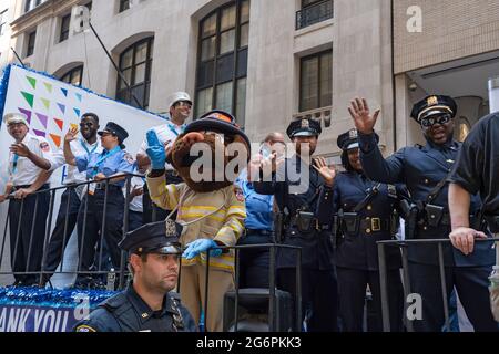 NEW YORK, NY - 07. JULI: Der EMT-Hund der New Yorker Feuerwehr fährt am 07. Juli 2021 in New York City auf der Ticker Tape Parade der „Hometown Heroes“. Im Canyon of Heroes in Manhattan wurden Mitarbeiter des Gesundheitswesens, Ersthelfer und wichtige Mitarbeiter für ihren Dienst während der COVID-19-Pandemie geehrt. Stockfoto