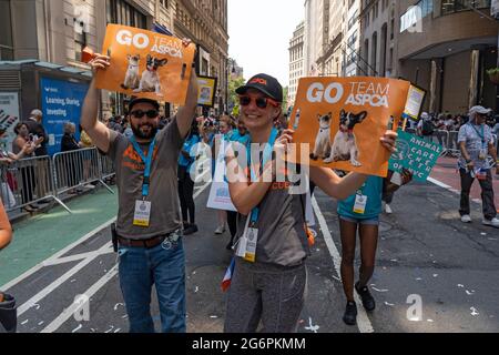 NEW YORK, NY - 07. JULI: ASPCA-Mitglieder marschieren am 07. Juli 2021 in New York City in der Ticker Tape Parade der 'Hometown Heroes'. Im Canyon of Heroes in Manhattan werden Mitarbeiter des Gesundheitswesens, Ersthelfer und wichtige Mitarbeiter für ihren Dienst während der Covid-19-Pandemie geehrt. Stockfoto