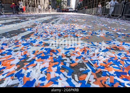 NEW YORK, NY - 07. JULI: Broadway wird nach der Ticker Tape Parade der 'Hometown Heroes' am 07. Juli 2021 in New York City in Konfetti gesehen. Im Canyon of Heroes in Manhattan werden Mitarbeiter des Gesundheitswesens, Ersthelfer und wichtige Mitarbeiter für ihren Dienst während der Covid-19-Pandemie geehrt. Stockfoto