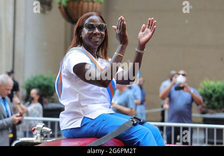 Broadway, New York, USA, 07. Juli 2021 - Großmarschall Sandra Lindsay, eine Gesundheitsarbeiterin, die als erste Person im Land einen COVID-19-Impfstoff schoss, Gemeinsam mit Tausenden von Menschen marschieren Teilnehmer während einer Ticker-Tape-Parade den Canyon of Heroes hinauf, in der wichtige Arbeiter für ihre Bemühungen geehrt werden, New York City heute in New York City durch die COVID-19-Pandemie zu führen. Foto: Luiz Rampelotto/EuropaNewswire FOTOKREDIT ERFORDERLICH. Stockfoto