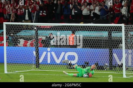 KASPER SCHMEICHEL RETTET STRAFE, ENGLAND V DÄNEMARK, 2021 Stockfoto