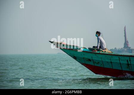 Ein Mann segelt sein Boot im padma Fluss Stockfoto