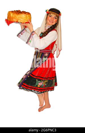 Junge Mädchen Bauer mit traditionellen bulgarischen Folklore-Kostüm und Sauerteig Brot in der Hand Porträt isoliert Stockfoto