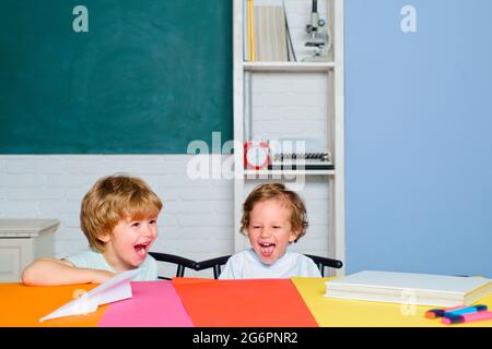 Lustige Kleinkinder aus der Grundschule lachen und lächeln. Kinder lustige Bildung. Vorschulkindspass im Klassenzimmer. Zum ersten Mal zur Schule Stockfoto