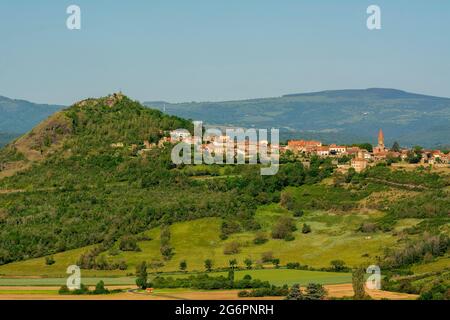 Puy de Dome (63) Vue sur le Village de Nonette et son pic aux environs de la ville d'Issoire // Frankreich. Auvergne-Rhone-Alpes. Puy de Dome (63) Aussicht o Stockfoto