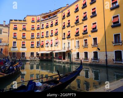 Ein Gondelparkplatz hinter dem Best Western Hotel Cavalletto, Venedig, Italien (Foto aufgenommen 2014).jpg - 2G6PNW Stockfoto