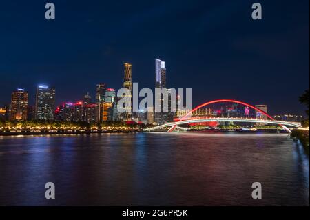 Nachtansicht von städtischen Gebäuden in Guangzhou, China Stockfoto