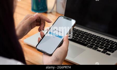 CHIANGMAI, THAILAND - 3. MAI 2021 : Frau hält das iPhone 11 mit Instagram-App auf dem Bildschirm am Tisch, Nahaufnahme Stockfoto