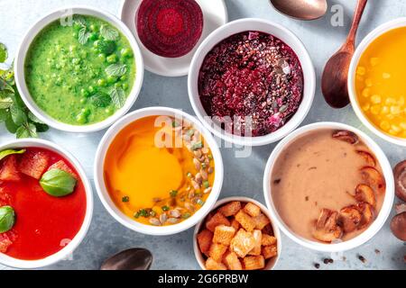 Veganes Suppensortiment, gesunde pflanzliche Detox-Diät mit frischen Kräutern, Overhead Flat Lay Shot Stockfoto