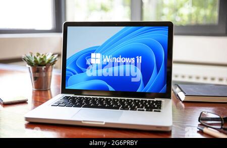 Griechenland Athen, Juli 8 2021. Windows 11 offizielle blaue Marke Logo auf Computer-Laptop-Bildschirm, Business-Office-Tisch. Eine Hauptversion von Windows NT op Stockfoto