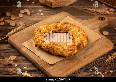 Türkischer Bagel aus Vollkornsauerteig mit Käse auf Holzboden Stockfoto