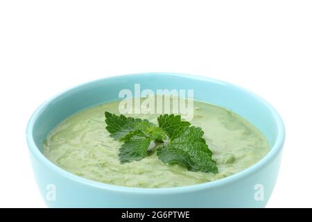 Teller mit Brennnesselsuppe isoliert auf weißem Hintergrund Stockfoto