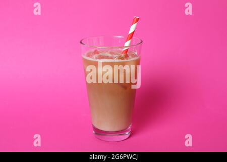 Glas Eiskaffee auf rosa Hintergrund Stockfoto