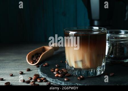 Konzept des kalten Getränks mit Eiskaffee, Nahaufnahme Stockfoto