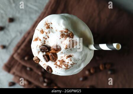 Konzept eines kalten Getränks mit Eiskaffee, Draufsicht Stockfoto