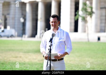 Wien, Österreich. 8. Juli 2021. Pressekonferenz mit Bundesminister Wolfgang Mückstein am Heldenplatz in Wien am 8. Juli 2021. Thema: Extreme Hitzewelle in Osterreich - die Auswirkungen der Klimakrise auf unsere Gesundheit, unser Leben und unsere Gliedmaßen. Kredit: Franz Perc / Alamy Live News Stockfoto