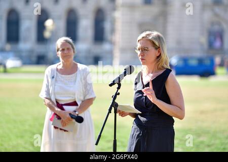 Wien, Österreich. 8. Juli 2021. Pressekonferenz mit Bundesminister Leonore Gewessler (R) und Dr. Helga Kromp-Kolb (L) am Heldenplatz in Wien am 8. Juli 2021. Thema: Extreme Hitzewelle in Osterreich - die Auswirkungen der Klimakrise auf unsere Gesundheit, unser Leben und unsere Gliedmaßen. Kredit: Franz Perc / Alamy Live News Stockfoto