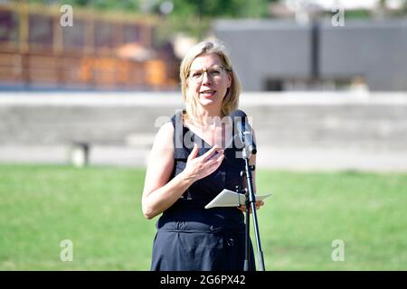 Wien, Österreich. 8. Juli 2021. Pressekonferenz mit Bundesminister Leonore Gewessler am Heldenplatz in Wien am 8. Juli 2021. Thema: Extreme Hitzewelle in Osterreich - die Auswirkungen der Klimakrise auf unsere Gesundheit, unser Leben und unsere Gliedmaßen. Kredit: Franz Perc / Alamy Live News Stockfoto