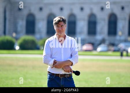 Wien, Österreich. 8. Juli 2021. Pressekonferenz mit Prim. Priv.-Doz. Dr. Moritz Haugk am Heldenplatz in Wien am 8. Juli 2021. Thema: Extreme Hitzewelle in Osterreich - die Auswirkungen der Klimakrise auf unsere Gesundheit, unser Leben und unsere Gliedmaßen. Kredit: Franz Perc / Alamy Live News Stockfoto