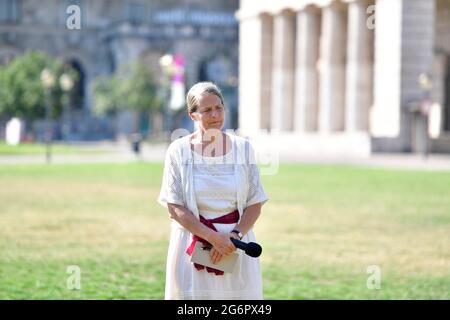 Wien, Österreich. 8. Juli 2021. Pressekonferenz mit Klimaexperten und Forschern. Univ.-Prof. Dr. Helga Kromp-Kolb am Heldenplatz in Wien am 8. Juli 2021. Thema: Extreme Hitzewelle in Osterreich - die Auswirkungen der Klimakrise auf unsere Gesundheit, unser Leben und unsere Gliedmaßen. Kredit: Franz Perc / Alamy Live News Stockfoto