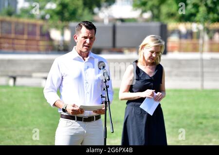 Wien, Österreich. 8. Juli 2021. Pressekonferenz mit Bundesminister Leonore Gewessler (R) und Bundesminister Wolfgang Mückstein (L) am Heldenplatz in Wien am 8. Juli 2021. Thema: Extreme Hitzewelle in Osterreich - die Auswirkungen der Klimakrise auf unsere Gesundheit, unser Leben und unsere Gliedmaßen. Kredit: Franz Perc / Alamy Live News Stockfoto