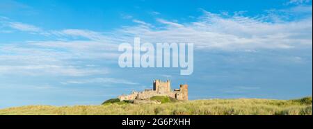 Panoramablick auf Bamburgh Castle entlang der Küste im Sommer, Bamburgh, Northumberland, Großbritannien Stockfoto