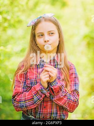 Sommerurlaub. Rancho und Land. Natürliche Schönheit. Kindheitsglück. Glückliches Kind halten Blowball. Kleines Mädchen und mit Taraxacum Blume. Löwenzack Stockfoto