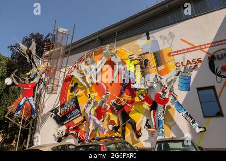 Zeitgenössische Kunst an der Fassade des Glasmuseums Novotny Novy Bor Tschechien Stockfoto