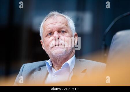 Berlin, Deutschland. Juli 2021. Flemming Meyer, Regionalvorsitzender des Wählerverbandes Südschleswler (SSW), sitzt zu Beginn der Bundeswahlausschusssitzung im Marie-Elisabeth-Lüders-Haus des Deutschen Bundestages. Der Bundeswahlausschuss legt fest, welche kleineren Parteien und Verbände den Anforderungen des Parteiengesetzes entsprechen und zu den Bundestagswahlen am 26. September 2021 zugelassen werden. Quelle: Christoph Soeder/dpa/Alamy Live News Stockfoto