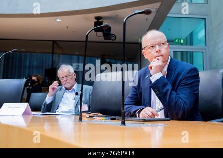 08. Juli 2021, Berlin: Stefan Seidler (r), Spitzenkandidat des Wählerverbandes Südschleswl (SSW) für die Bundestagswahl 2021, und Flemming Meyer, Landesvorsitzender des Wählerverbandes Südschleswl (SSW), sitzen zu Beginn der Bundeswahlausschusssitzung im Marie-Elisabeth-Lüders-Haus des Deutschen Bundestages. Der Bundeswahlausschuss legt fest, welche kleineren Parteien und Verbände den Anforderungen des Parteiengesetzes entsprechen und zu den Bundestagswahlen am 26. September 2021 zugelassen werden. Foto: Christoph Soeder/dpa Stockfoto