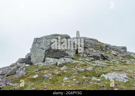 Der Gipfelpunkt des Munro-Berges von Ben More in der Nähe von Crianlarich, Schottland, an einem nebligen Tag mit geringer Sicht gesehen Stockfoto