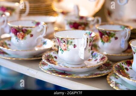 Altmodische Teetasse aus Porzellan, ausgestellt in einem Antiquitätengeschäft (Hampton Court Emporium, East Molesey, Großbritannien) Stockfoto