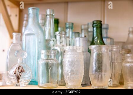 Alte Glasflaschen, ausgestellt in einem Antiquitätengeschäft (Hampton Court Emporium, East Molesay, UK) Stockfoto