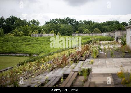 Nürnberg, Deutschland. Juli 2021. Blick über den südwestlichen Wall auf dem ehemaligen Reichsparteigelände in Zeppelinfeld. Die mehrmillionenschwere Sanierung des ehemaligen Reichsparteitagsgeländes in Nürnberg wird lange dauern. Die Stadt will das Zeppelin-Feld und die Haupttribüne zu einem historischen Lernort entwickeln. Quelle: Daniel Karmann/dpa/Alamy Live News Stockfoto