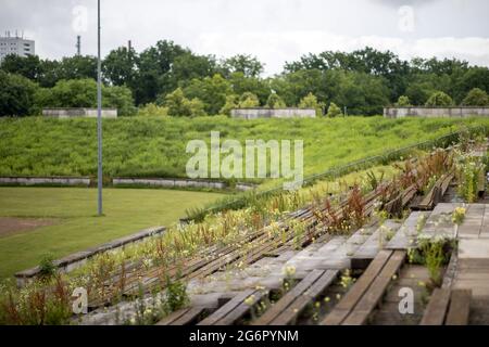 Nürnberg, Deutschland. Juli 2021. Blick über den südwestlichen Wall auf dem ehemaligen Reichsparteigelände in Zeppelinfeld. Die mehrmillionenschwere Sanierung des ehemaligen Reichsparteitagsgeländes in Nürnberg wird lange dauern. Die Stadt will das Zeppelin-Feld und die Haupttribüne zu einem historischen Lernort entwickeln. Quelle: Daniel Karmann/dpa/Alamy Live News Stockfoto