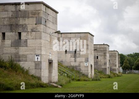 Nürnberg, Deutschland. Juli 2021. Blick über den südwestlichen Wall auf dem ehemaligen Reichsparteigelände in Zeppelinfeld. Die mehrmillionenschwere Sanierung des ehemaligen Reichsparteitagsgeländes in Nürnberg wird lange dauern. Die Stadt will das Zeppelin-Feld und die Haupttribüne zu einem historischen Lernort entwickeln. Quelle: Daniel Karmann/dpa/Alamy Live News Stockfoto