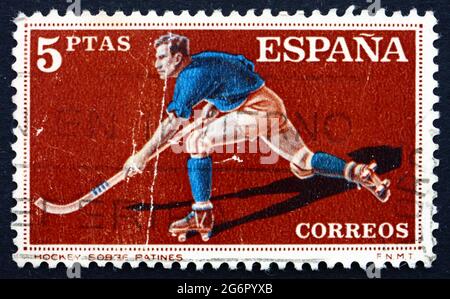 SPANIEN - UM 1960: Eine in Spanien gedruckte Marke zeigt Hockey auf Rollerskates, um 1960 Stockfoto