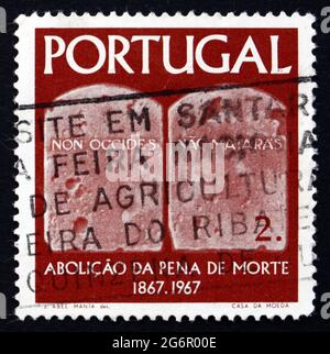 PORTUGAL - UM 1967: Eine in Portugal gedruckte Briefmarke zeigt Tabellen des Gesetzes, 100. Jahrestag der Abschaffung der Todesstrafe, um 1967 Stockfoto