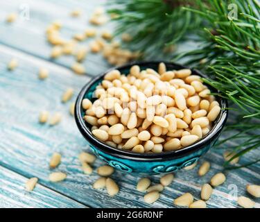 Pinienkerne auf einem alten Holzhintergrund Stockfoto