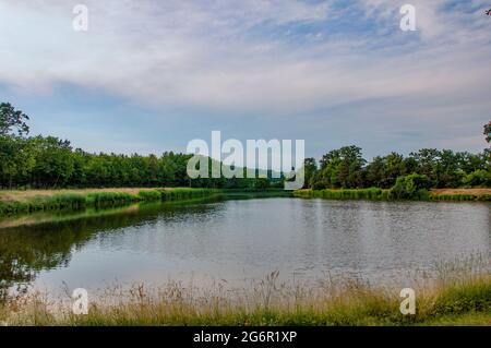 VERSMOLD, DEUTSCHLAND. 20. JUNI 2021. Campingpark Sonnensee schöne Landschaft Seeblick Stockfoto